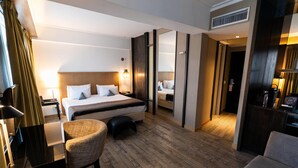 A modern hotel room with a large bed, a desk, a chair, and a mirror. - Esplendor by Wyndham Buenos Aires Plaza Francia (Buenos Aires)