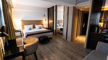 Suite, 1 King Bed, City View