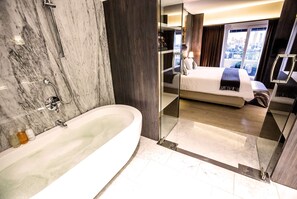 Shower, rainfall showerhead, free toiletries, hair dryer - Esplendor by Wyndham Buenos Aires Plaza Francia (Buenos Aires)