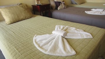 Kamar Triple | Meja kerja dan setrika/meja setrika