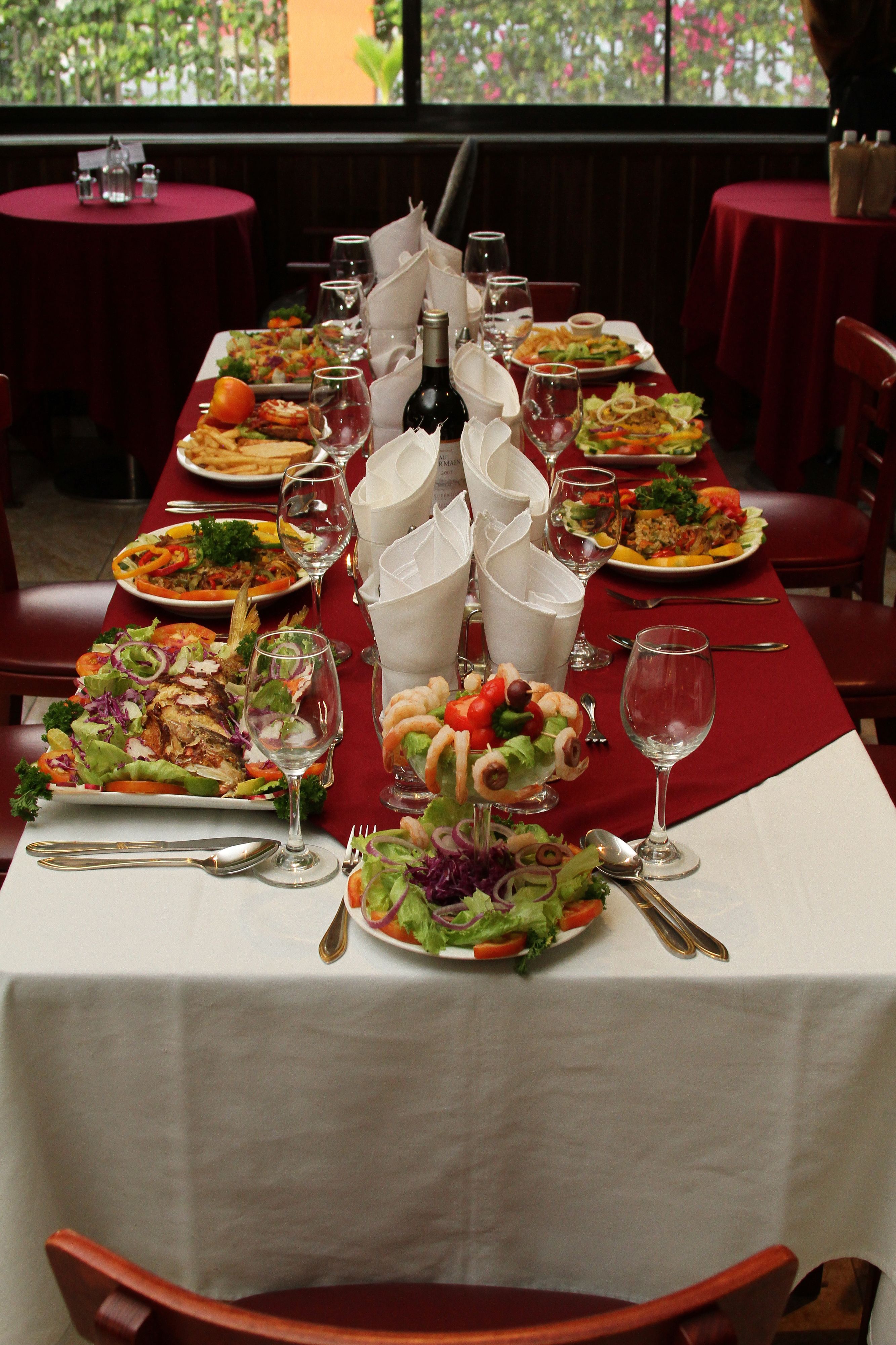 Serveert ontbijt, lunch en diner