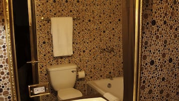 Ein Badezimmer mit Waschbecken, Spiegel und Toilette.