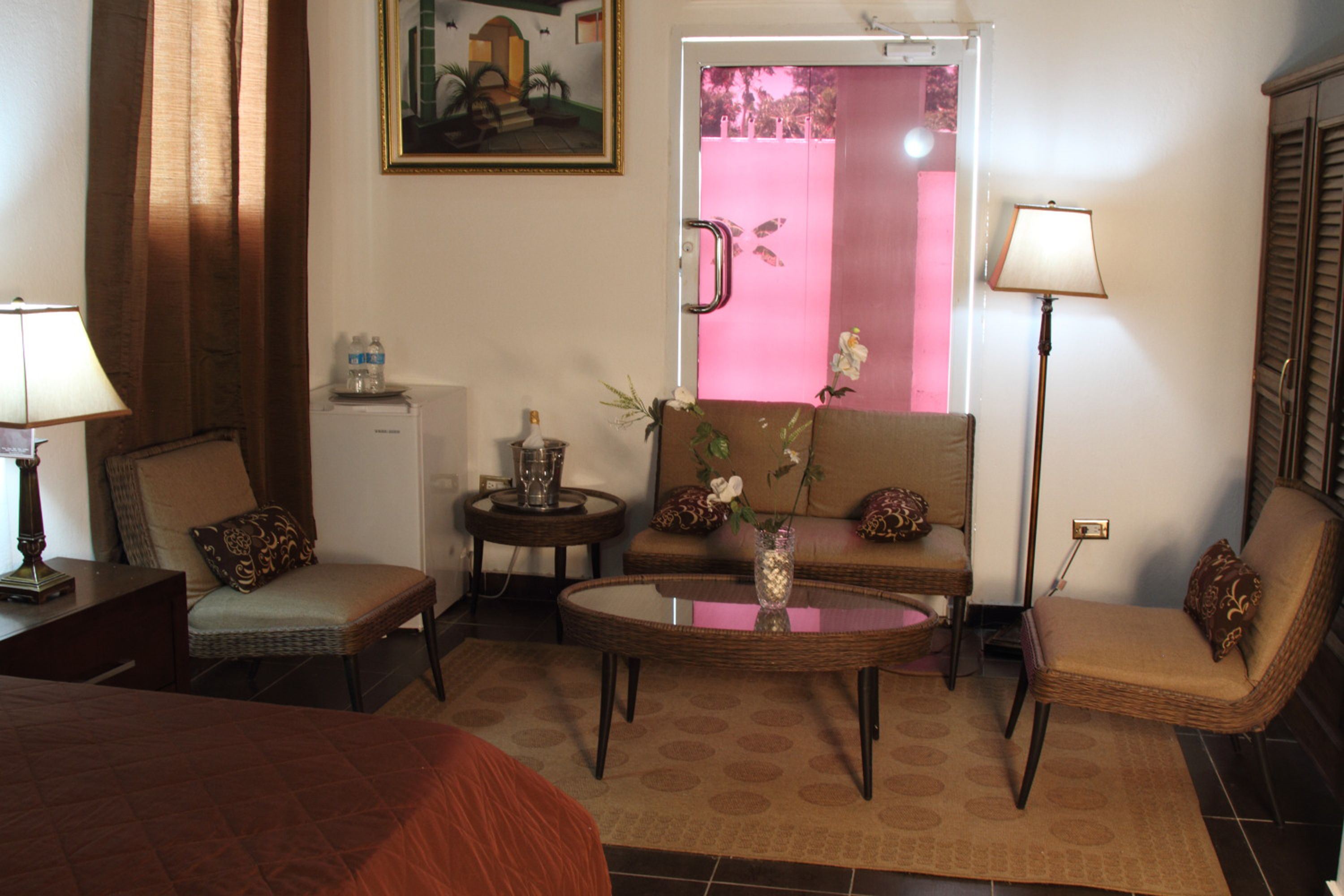 deluxe suite | living area | 32-inch flat-screen tv with satellite channels, tv