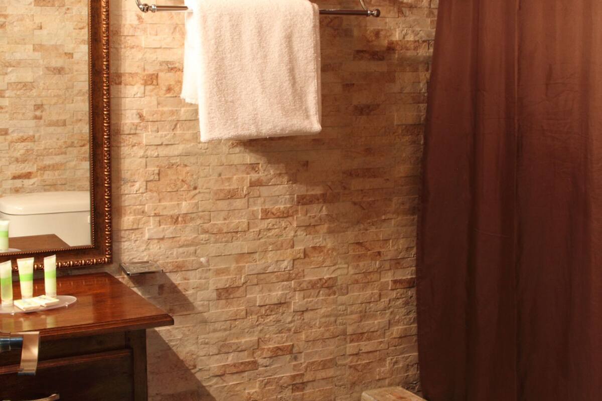 deluxe room | bathroom | towels
