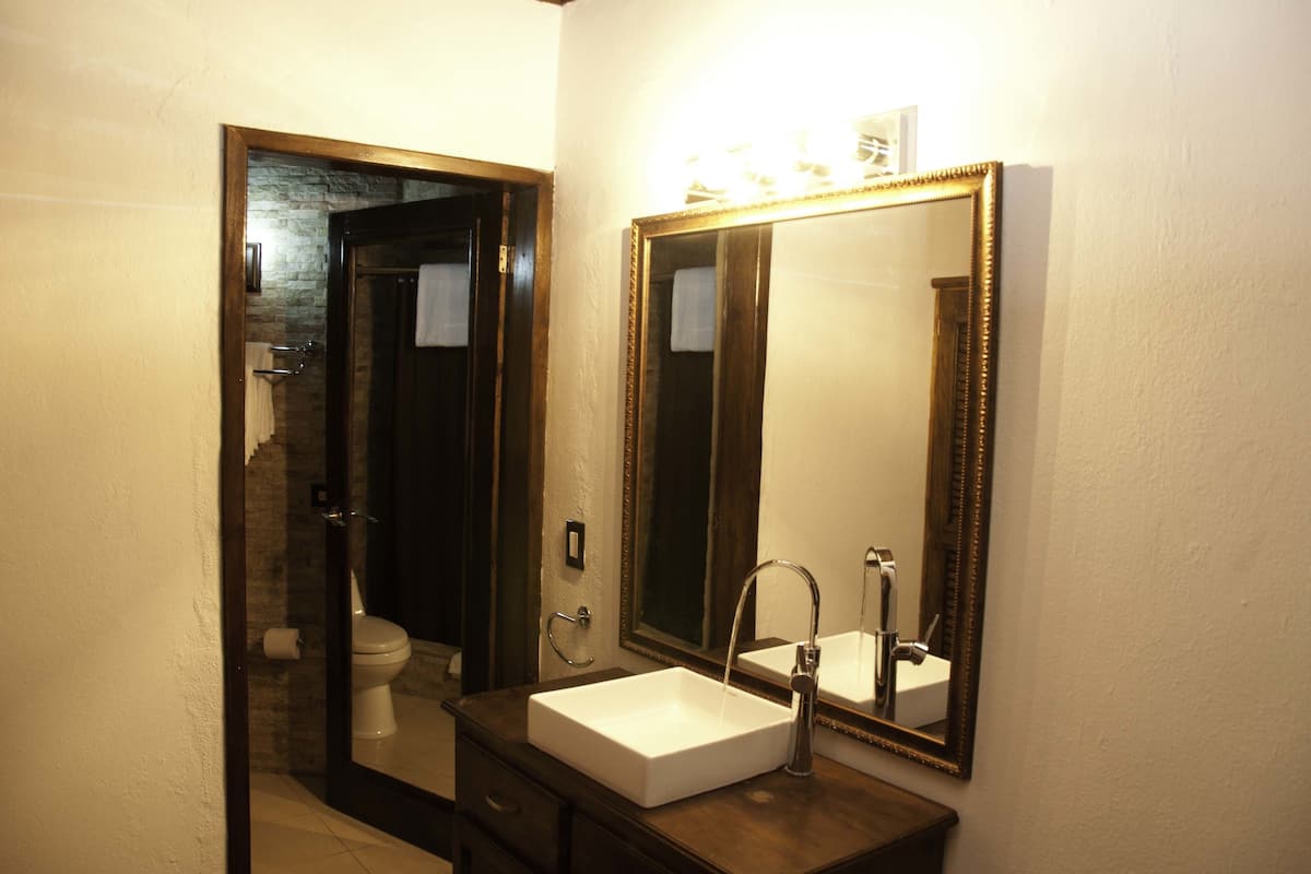 standard room | bathroom | towels