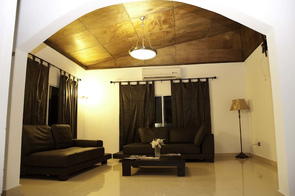 Lobby sitting area - La Maison Hotel (Port-au-Prince)