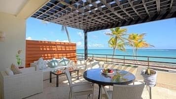 Honeymoon Suite - Ocean View Guarantee | Terrace/patio