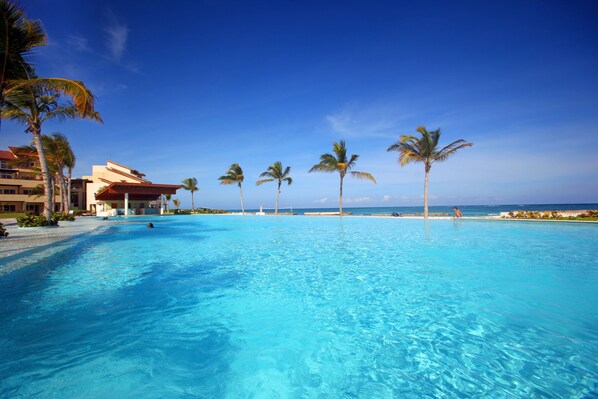 Outdoor pool - Alsol Del Mar Luxury Condo (Punta Cana)