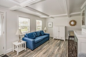 McBee Cottage - Grand Queen (Pet and child friendly) | Premium bedding, pillowtop beds, free WiFi, bed sheets - Cannon Beach Hotel Collection (Cannon Beach)