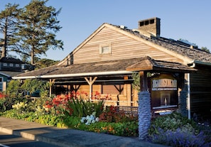 Premium bedding, pillowtop beds, free WiFi, bed sheets - Cannon Beach Hotel Collection (Cannon Beach)