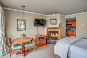 The Courtyard - Grand Queen Plus (Pet and child friendly) | Premium bedding, pillowtop beds, free WiFi, bed sheets