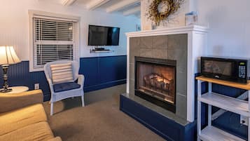 Cabaña estándar | Área de sala de estar | Televisión de pantalla plana de 32 pulgadas con canales por cable