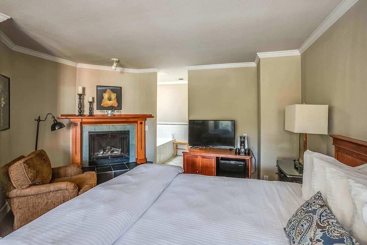 Premium bedding, pillowtop beds, free WiFi, bed sheets