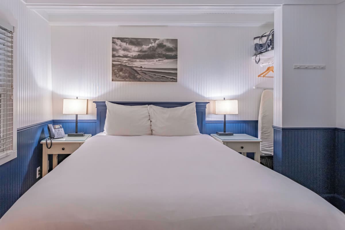 McBee Cottage - Standard Queen (Pet and child friendly) | Premium bedding, pillowtop beds, free WiFi, bed sheets