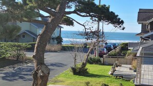 Un quartiere residenziale con case, un parcheggio e vista sull'oceano.