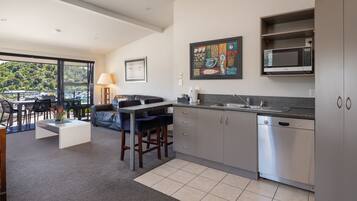 Panoramic Apartment, 2 Bedrooms, Sea View | Living area