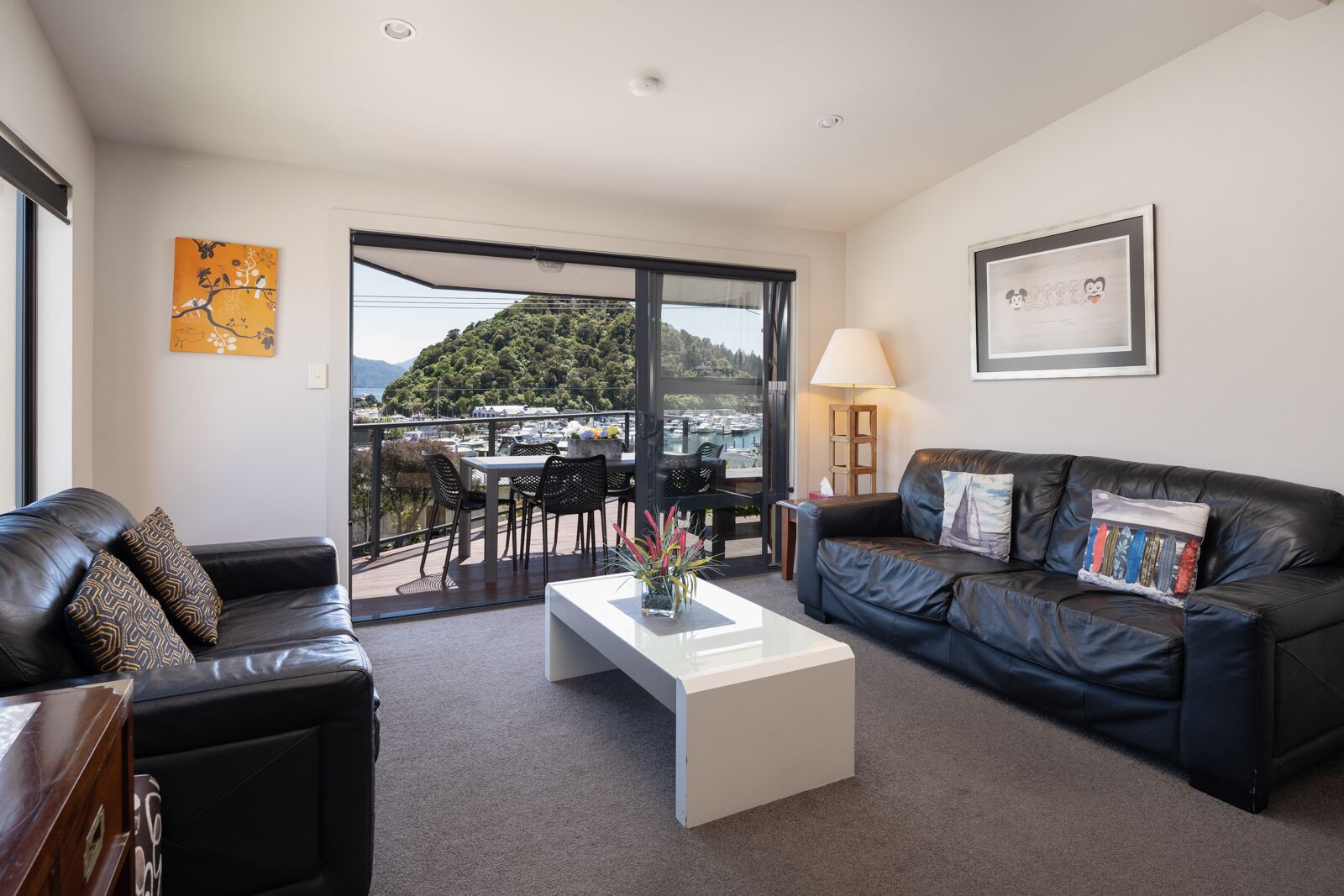 Căn hộ có tầm nhìn toàn cảnh, 2 phòng ngủ, quang cảnh biển | Phòng khách | TV LCD 36-inch có truyền hình kỹ thuật số, TV, iPod dock 