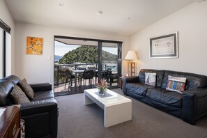 全景公寓, 2 間臥室, 海景 | 客廳 | 36-吋 LCD 液晶電視、數位頻道、電視、iPod 底座