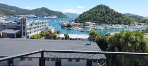 Sea View Deluxe Studio | In-room safe, desk, blackout curtains, soundproofing - Harbour View Motel (Picton)