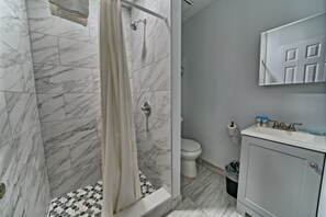 Family Room | Bathroom - Aqua View Motel (Panama City Beach)