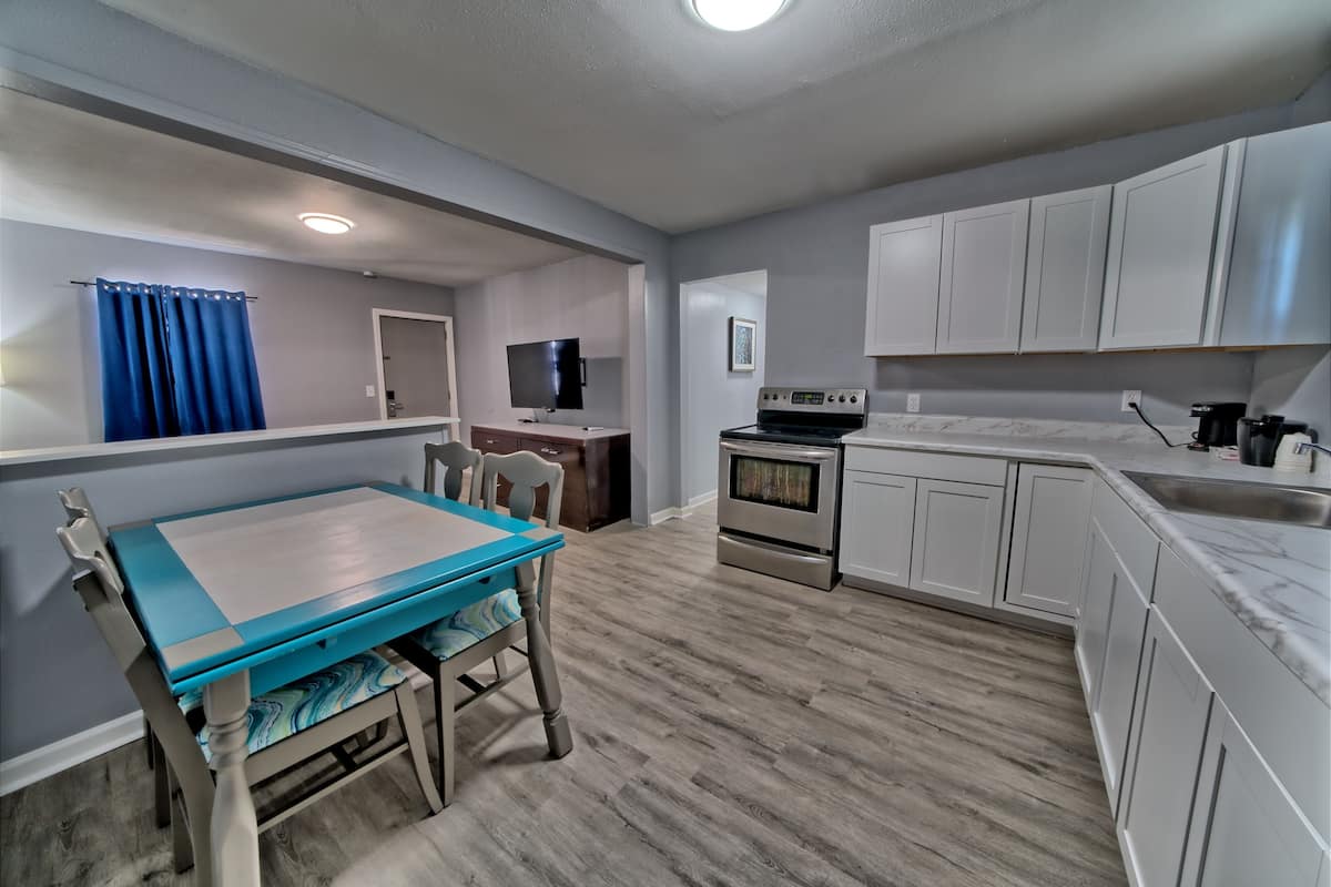 Condo, 1 habitación, vista a la alberca | Cocina privada | Refrigerador, microondas y cafetera y tetera