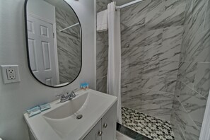 Chambre, 2 lits doubles (2nd Floor) | Salle de bain | Articles de toilette gratuits, serviettes fournies