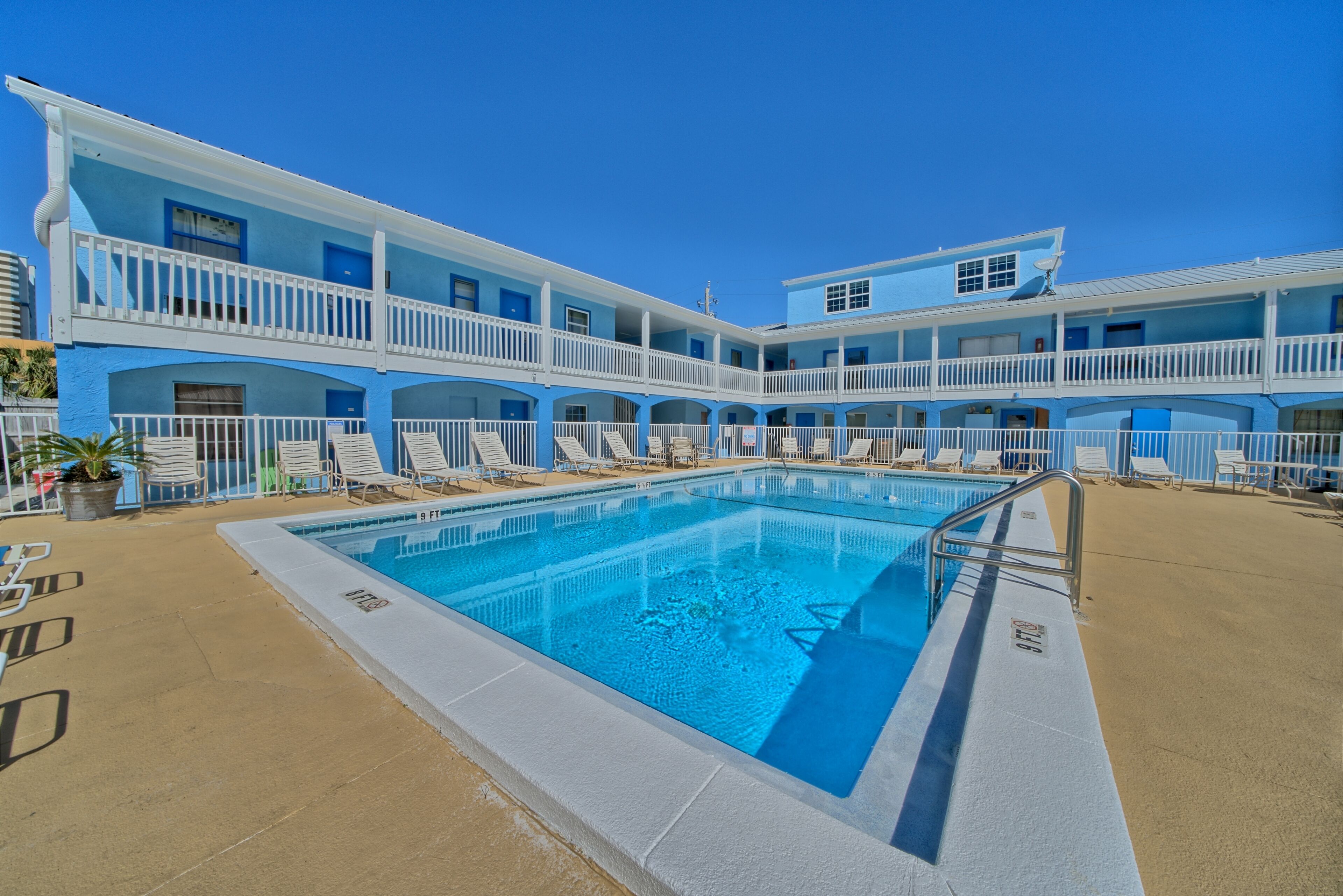 Outdoor pool, open 8:30 AM to 9:30 PM, pool loungers