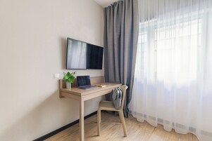 Escritorio, sistema de insonorización y tabla de planchar con plancha 