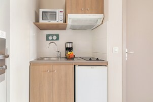 Estudio superior, 2 camas individuales | Cocina privada | Frigorífico, microondas, placa de cocina y lavavajillas