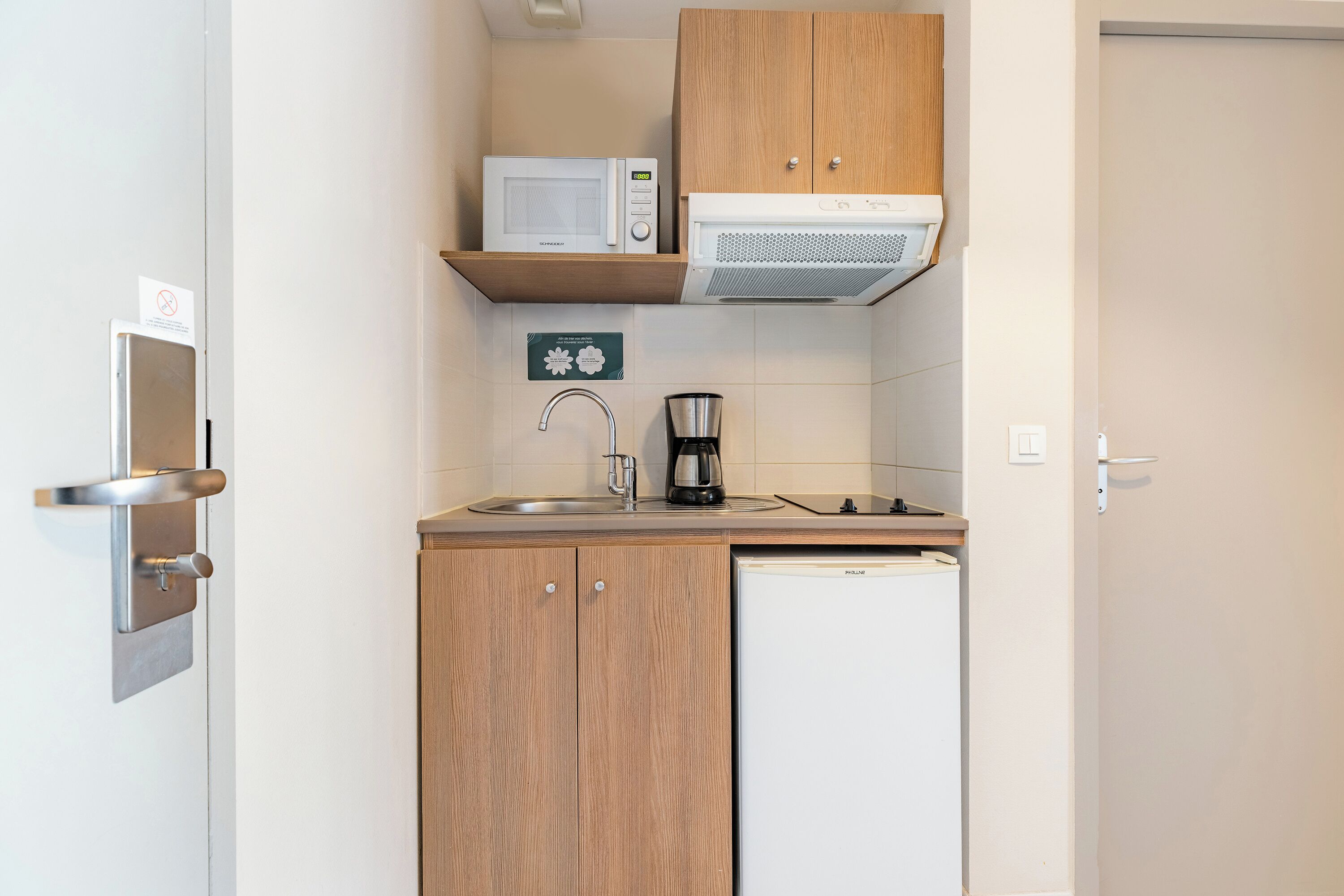 Estudio superior, 1 cama doble | Cocina privada | Frigorífico, microondas, placa de cocina y lavavajillas