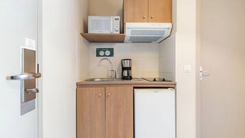 Estudio superior, 1 cama doble | Cocina privada | Frigorífico, microondas, placa de cocina y lavavajillas