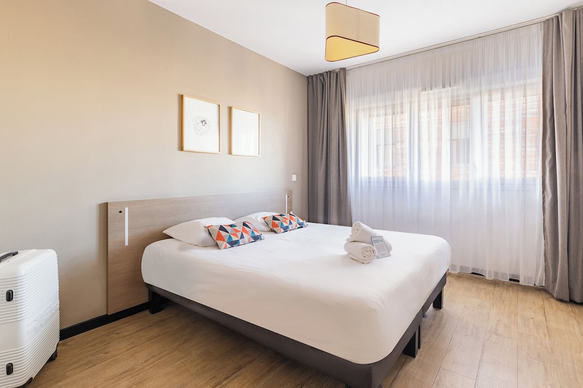 Apartamento superior, 1 cama de casal e sofá-cama | Escrivaninha, quartos à prova de som, ferros/tábuas de passar roupa