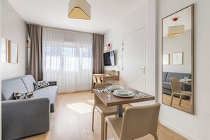 Apartamento | Escritorio, sistema de insonorización, tabla de planchar con plancha