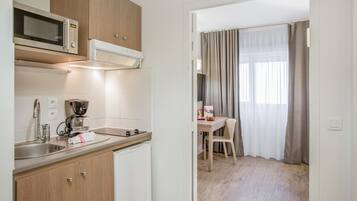 إستديو (Twin) | مطبخ صغير خاص | ثلاجة، ميكروويف، موقد طهي مسطح، غسالة أطباق