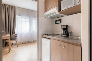 Studio (Twin) | Private kitchen | Fridge, microwave, stovetop, dishwasher