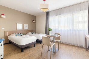 Estudio superior, 2 camas individuales | Escritorio, sistema de insonorización, tabla de planchar con plancha