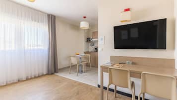 Apartemen Superior, 1 Tempat Tidur Double dengan tempat tidur Sofa | Meja kerja, kedap suara, setrika/meja setrika, dan Wi-Fi gratis