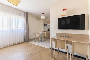 Apartamento superior, 1 cama doble con sofá cama | Escritorio, sistema de insonorización, tabla de planchar con plancha