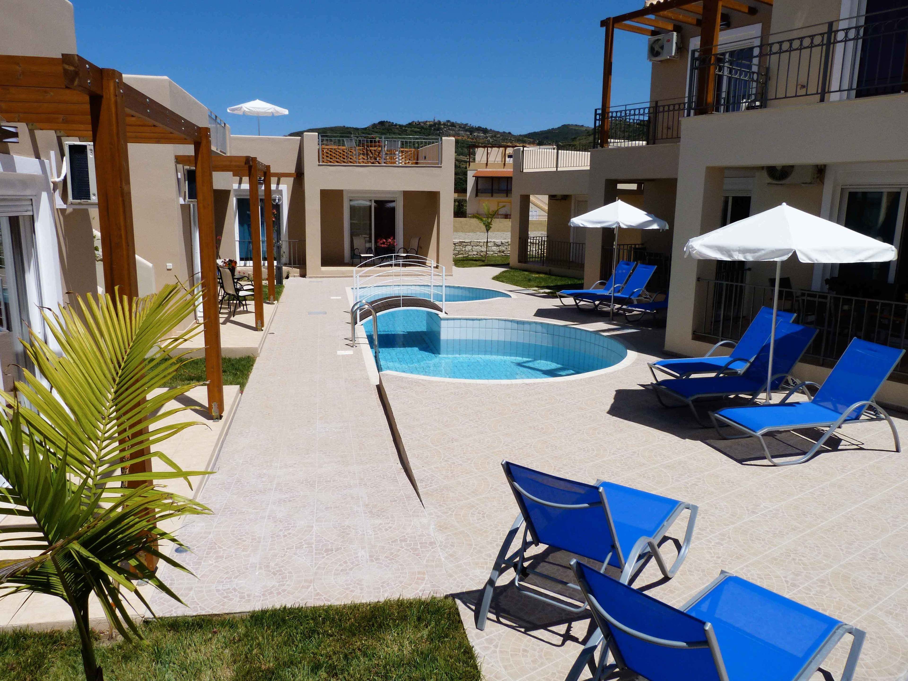 8 outdoor pools, sun loungers