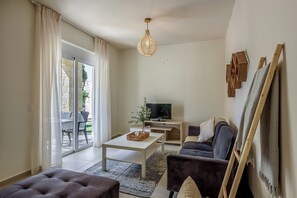 Villa, 1 soverom | Oppholdsområde | En 22-tommers Flatskjerm-TV med Parabol-TV samt TV
