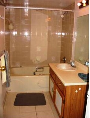 Combined shower/bathtub, towels - Canada Easy Lodge (Burnaby)