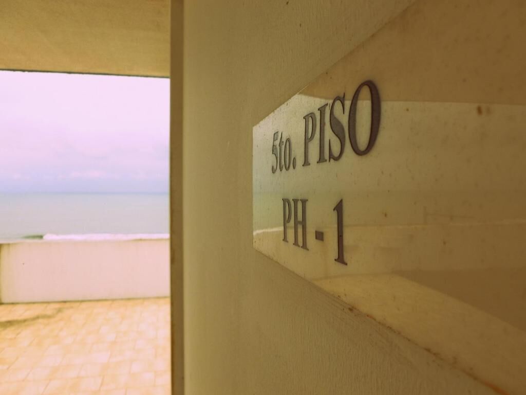Señal que indica la ubicación como '5to Piso PH-1'.