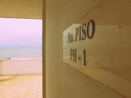 Señal que indica la ubicación como '5to Piso PH-1'.