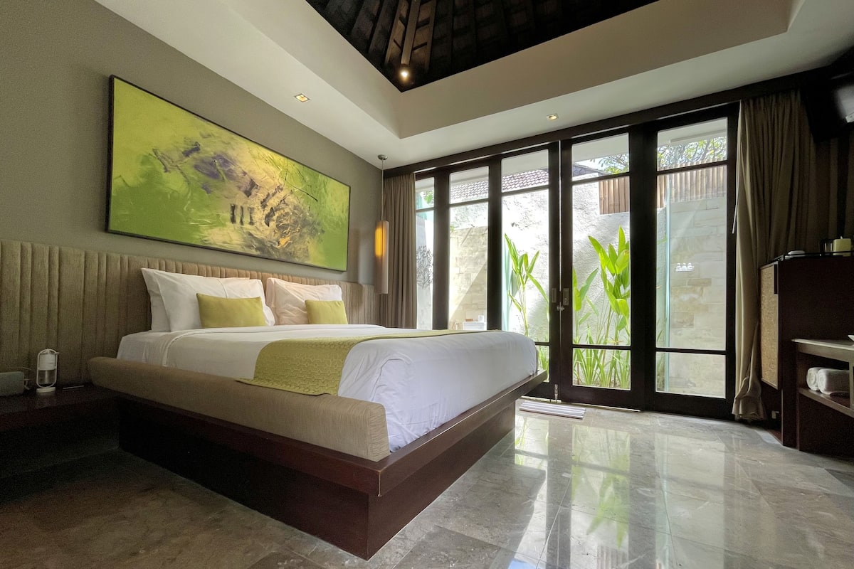 1 bedroom, premium bedding, free minibar, in-room safe