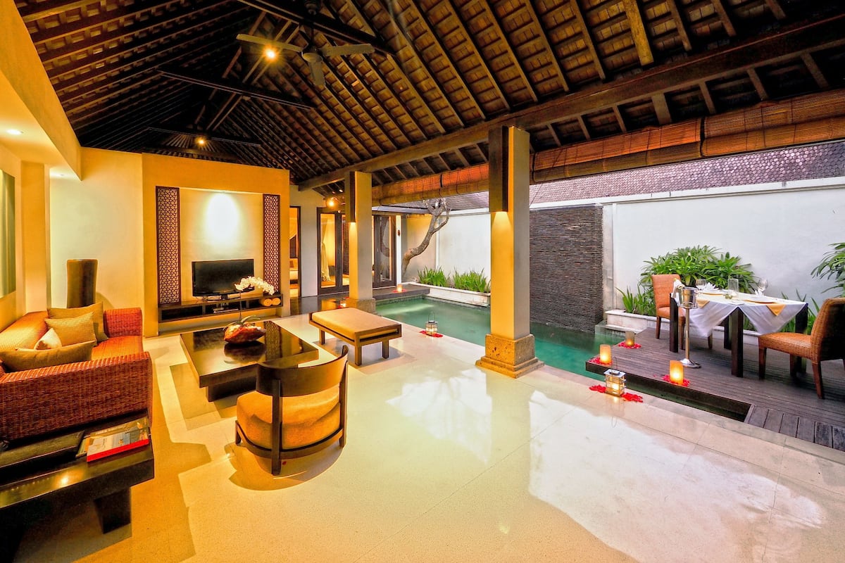 Villa, Private Pool (Pool Villa) | Ruang tamu | TV, pemain DVD, stesen dok iPod