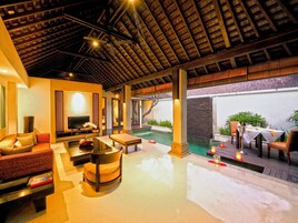 Villa, piscina privata (Pool Villa) | Area soggiorno | TV, lettore DVD, docking station per iPod