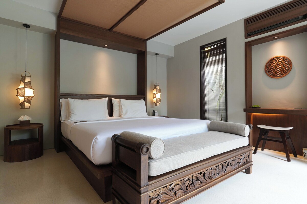 Villa, piscina privada (Pool Villa) | Ropa de cama de alta calidad y minibar con artículos gratuitos