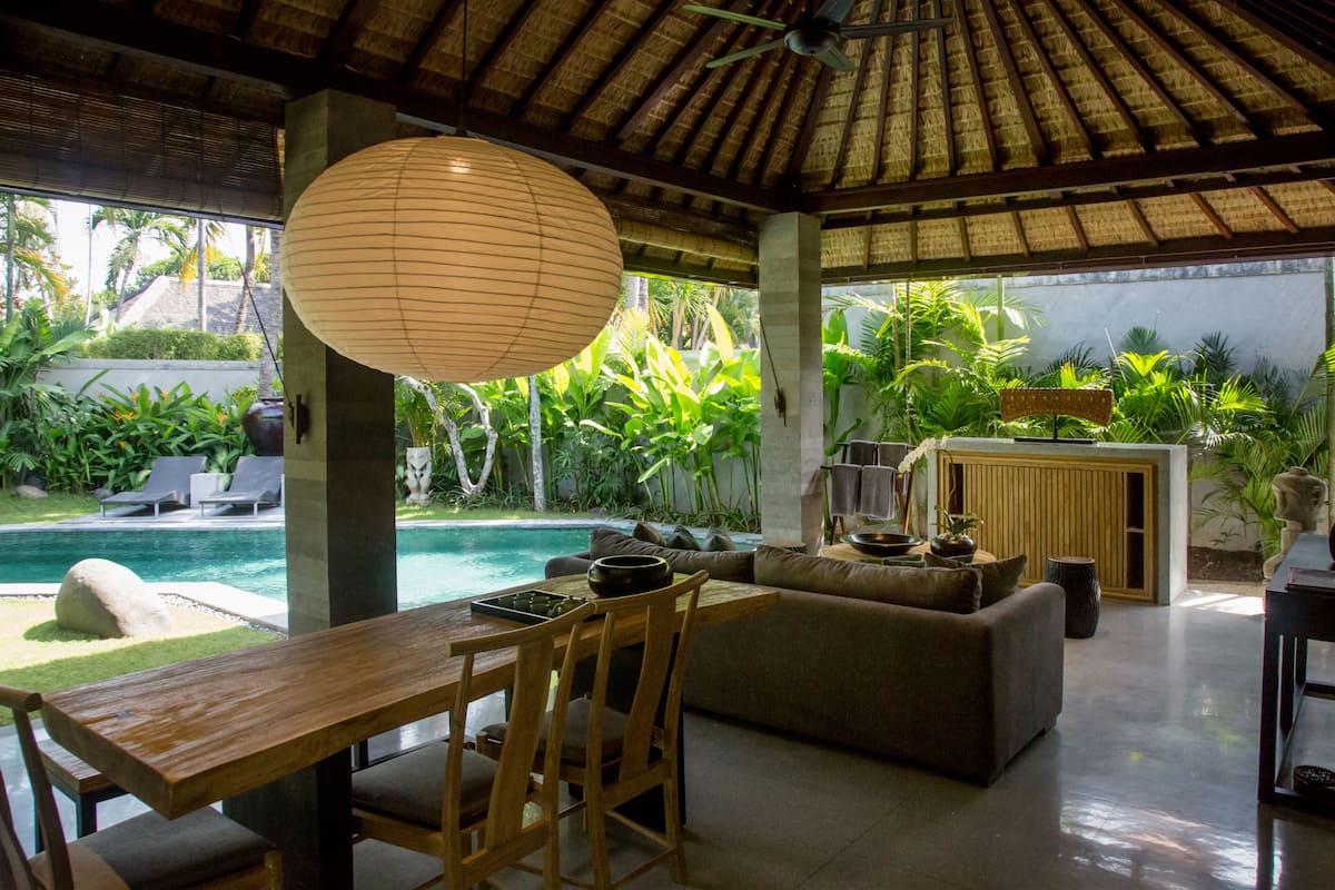 Villa, 3 Bedrooms, Private Pool | Ruang tamu | TV, pemain DVD, stesen dok iPod