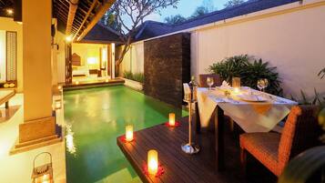 Breakfast, lunch, dinner served; international cuisine