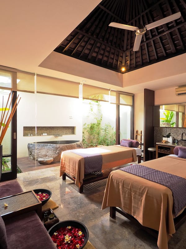 Couples treatment room(s), sauna, hot tub, steam room, body treatments